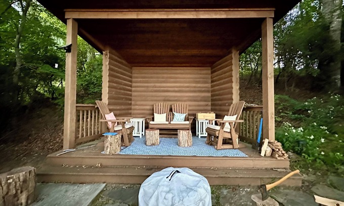 Spruce Pine Cabina | Uncle Henry’s Cabin, a 3-bed, 3-bath retreat on the Eastern Continental Divide.