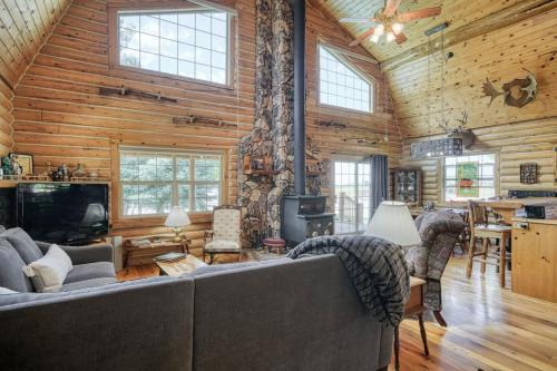 Rigby Casa | Uncle Terry's Cabin
