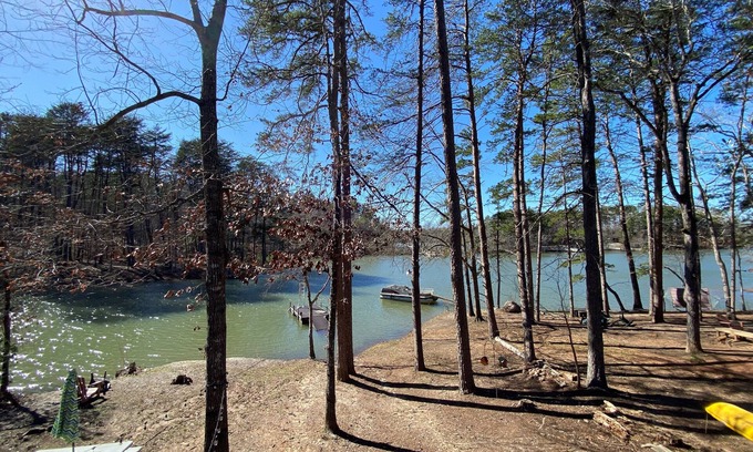 Martin Casa | Uncork, Unwind, Relax @ this family & pet friendly Lake home #2