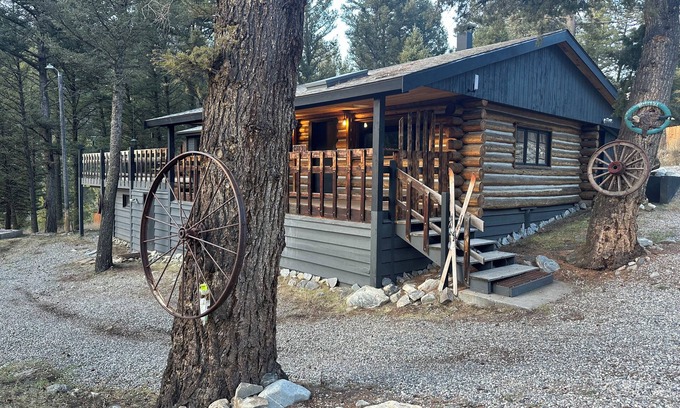 Gallatin Gateway Cabina | UNDER NEW MANAGEMENT Hideout in the Mountains with HOT TUB