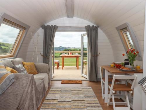 Totnes Casa | Under Oak Pod