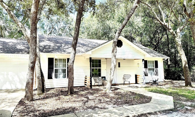 Ocean Springs Casa | Under the Oaks - dog friendly near water and 15 min to Downtown Ocean Springs