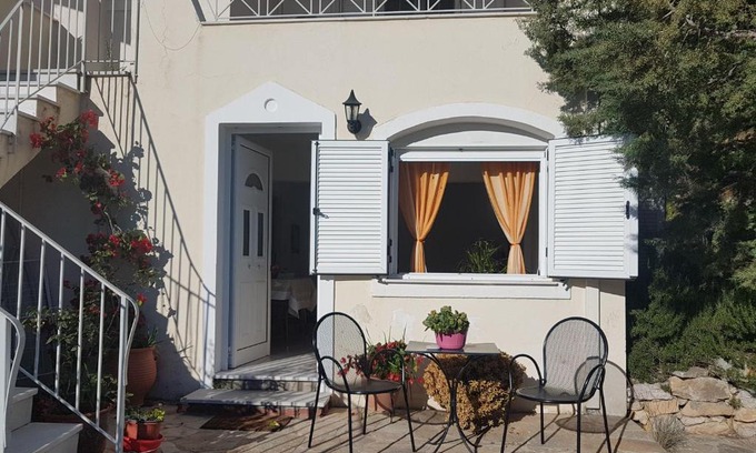 Livadi Apartamento | Under the Red Rock and View Studio