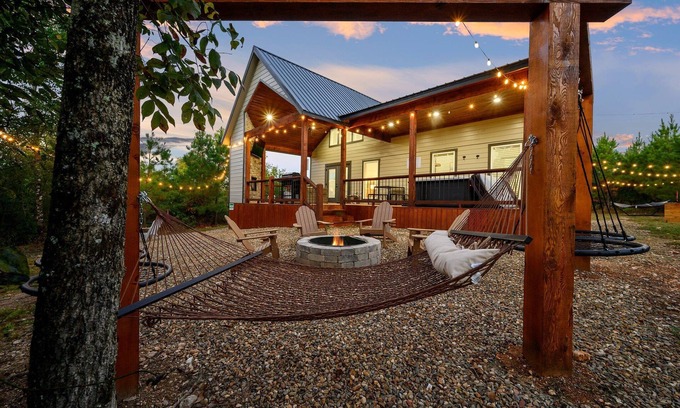 Broken Bow Chalet De Esquí | Under the Stars: Secluded, Hot Tub, Firepit, Pets, Games