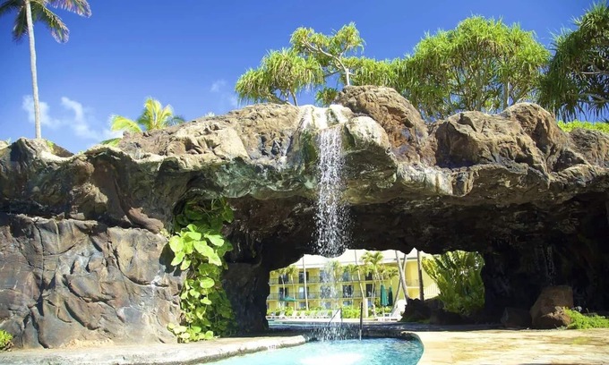 Hanamaulu Hotel | Unforgettable Beachside Getaway at Kauai Beach Resort