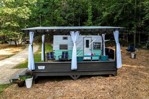 Franklin Casa | Unforgettable Glamping Caravan Rental in North Carolina for Intimate Weekends Away in Franklin