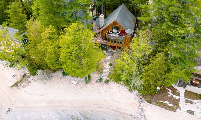 Suttons Bay Cabina | Unforgettable Log Cabin Experience: Family-owned, Lakefront, Private Beach