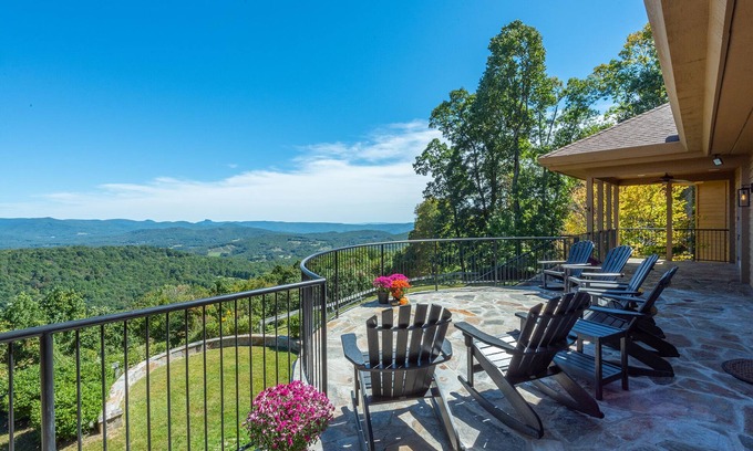 Spruce Pine Casa | Unforgettable Mtn Views & Sunsets! Hot Tub+Fireplaces+Sauna, WiFi, Small Events!