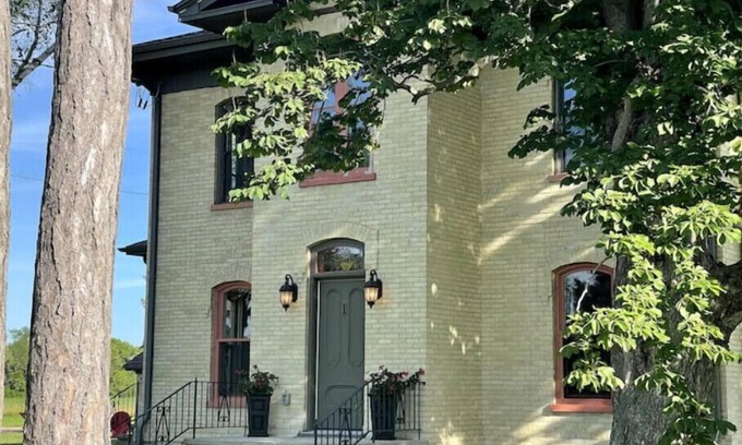 East Troy Casa | Unforgettable, Restored 1868 Italianate Farmhouse in peaceful countryside.