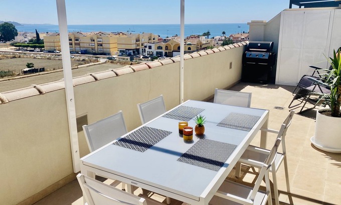 Torre del Mar Apartamento | Unik Utsikt och Unik Inredning i Nybyggt hus Nära Stranden