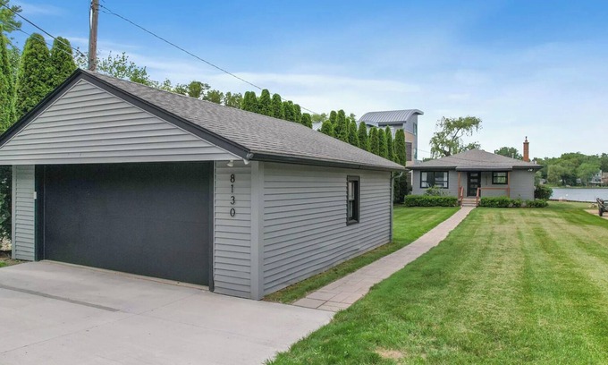 Commerce Township Casa | Union Lake MI, Lake House Oasis