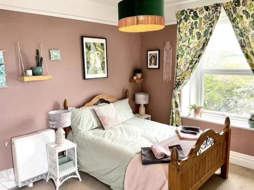 Kingsbridge Apartamento | Unique 2-bedroom Coastal Town Retreat