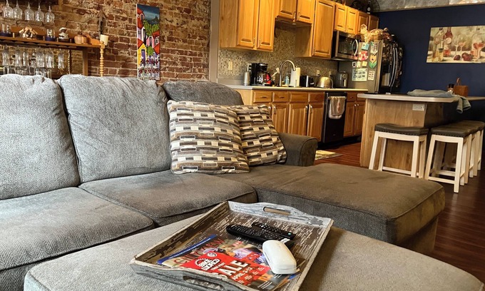 Downtown Des Moines Apartamento | Unique 2 Bedroom loft located downtown in the Heart of Des Moines' East Village