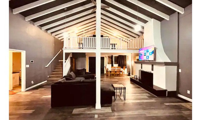 La Presa Casa | Unique 2 Bedroom home with Hot tub and Loft.