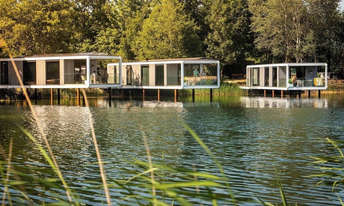 Maasbree Casa | Unique 2-person lodge hanging above the water, with luxury kitchen, air conditioning and a stunning terrace overlooking the lake.