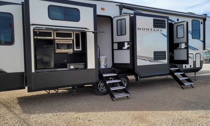 Rio Linda Casa | Unique 2BR 5th Wheel Getaway - Horse Ranch Views - Wi-Fi & A/C