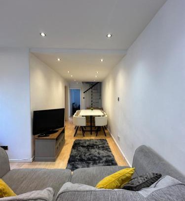Rogerstone Apartamento | Unique 3 Bed Flat and Cinema Room