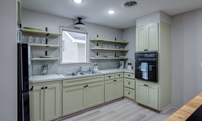 West Monroe Casa | Unique 3 bedroom Throwback