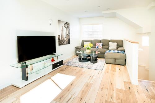 Wilshire Apartamento | Unique 3-Level Loft with One bedroom & Two Full Bathroom