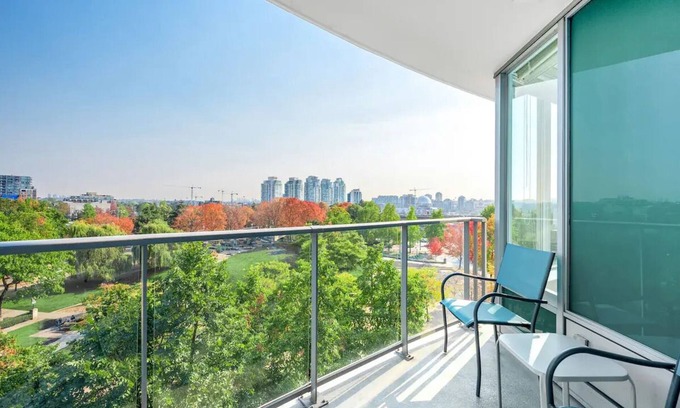 Crosstown Condominio | ★Unique★ 3br/2ba Beautiful Garden View Pool+Hot Tub+Sauna+Large Free Parking