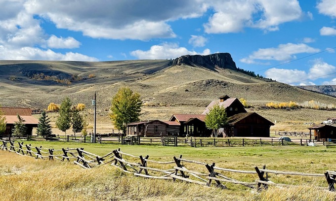 Gunnison Casa | Exclusivo 40 AC Horse Friendly Ranch Renovado 1850 Mineros Cabina w / 3000 SF Adición