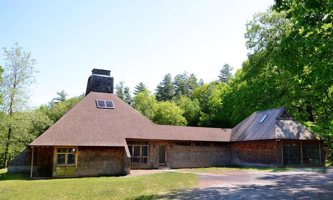 Saugerties Casa | UNIQUE! 40 Pvt. Ac. Fireplace, Grill, Enclosed Heated Pool & Hot Tub