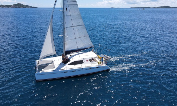 Cozumel Alquiler De Eote | Unique 47ft luxury catamaran, fully equipped & w/AC, 2 bedrooms & 2 bathrooms.
