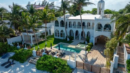 Punta Cancún Casa | Unique 5BR Beachfront Villa w/Private Pool!