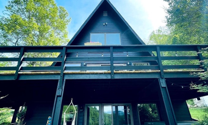 Vilas Casa | Unique A-Frame Cabin near Boone! Sleeps 6, Hot Tub, large deck