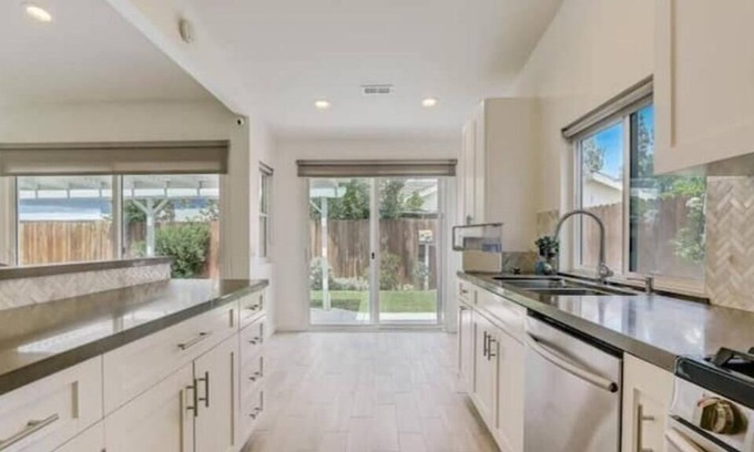 Eastlake Casa | Unique & Aesthetic Home by Lake ~Nature & Luxury