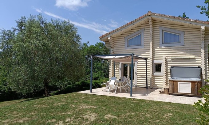 Monbahus Chalet De Esquí | Unique and atypical log cabin