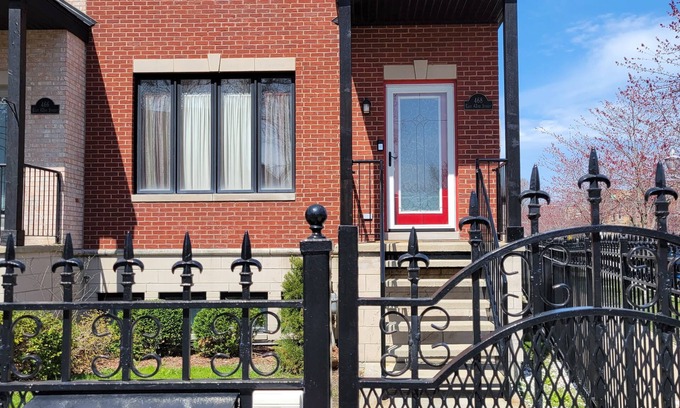 Bronzeville Casa | Unique and Chic home. rooftop deck, near lakefront. Easy commute to downtown.