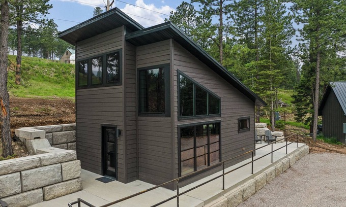Deadwood Cabina | Unique and Open Living New Cabin 2 Miles to Deadwood! 1/4 Mile Off Hwy!