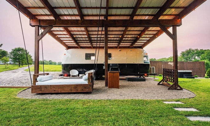 Dundee Casa | Unique Argosy Airstream Caravan w/hot tub