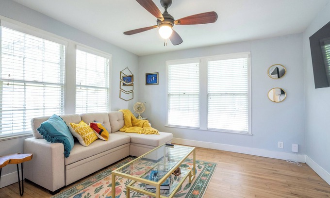 Dawson Casa | Unique, Artsy Bungalow, Walk to South Congress. Pet Friendly!