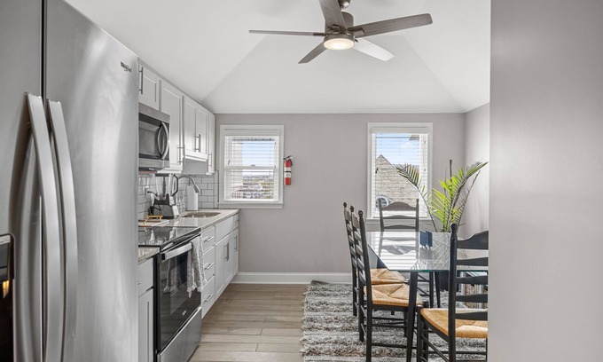 North End Condominio | Unique Bohemian Apartment less than 5-Minute Walk to Beach, Sleeps up to 6!