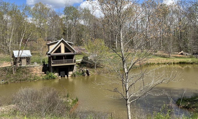 Rutherfordton Cabina | Unique cabin by a Pond
