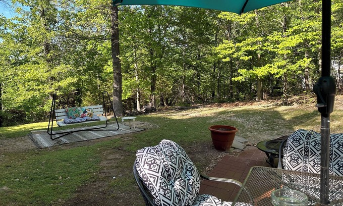 Park Hill Cabina | Unique cabin, walking distance to Lake Tenkiller’s Barnacle Bill’s Marina & Bar
