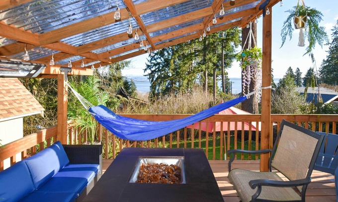 Camano Island Cabina | Unique Camano Cabin w/ Mountain + Water Views
