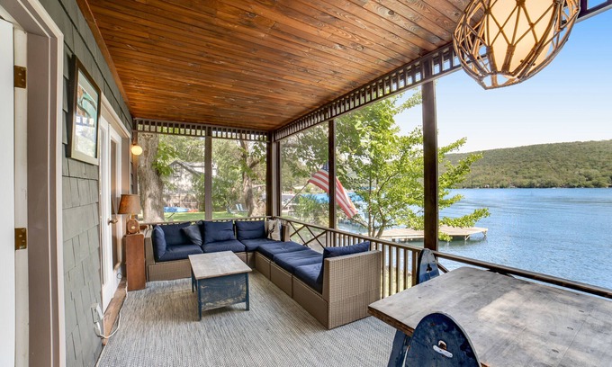 Hammondsport Casa | ¡Única y encantadora casa frente al lago con muelle, elevador de botes y canoa / kayak!