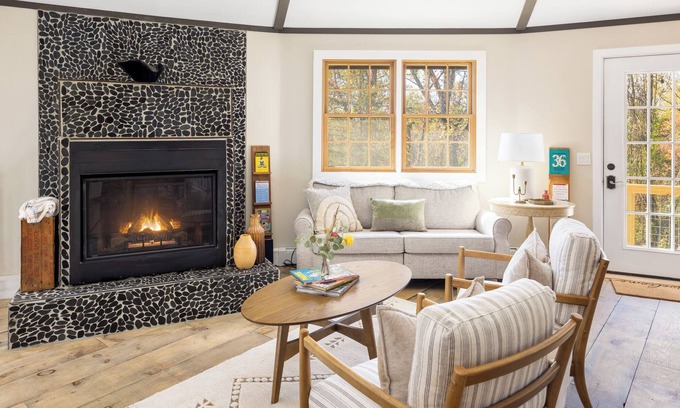 Athens Casa | Unique Circle-House: Hot-Tub, Fireplace, Hiking