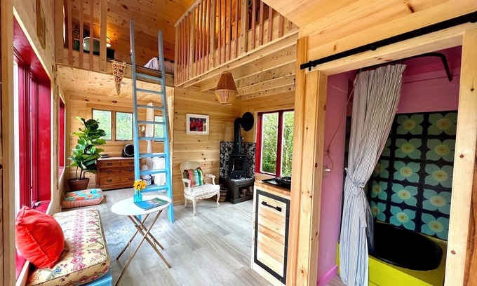 Lamoine Cabina | Unique, Colorful Off-grid Cabin
