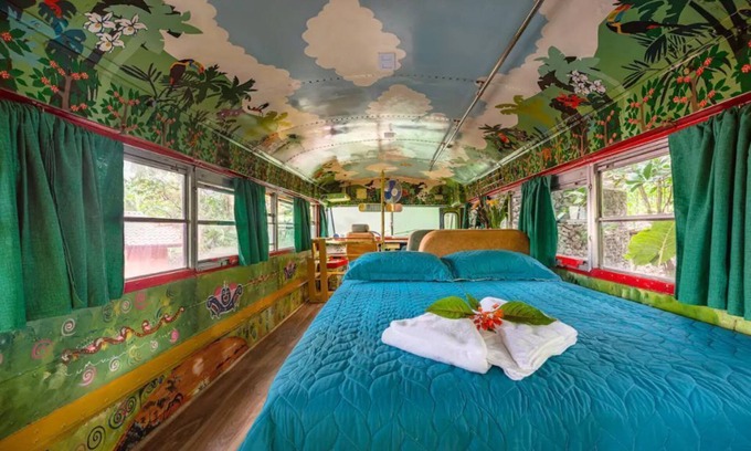 Concepción Casa | UNIQUE COLOURFUL BUS NEAR AIRPORT COSTA RICA