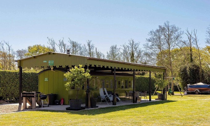 Birdham Casa | Unique & Comfy Remodelled Railway Carriage