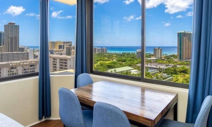 McCully - Moiliili Apartamento | Unique Corner Studio Condo Incredible Ocean and Canal Views!
