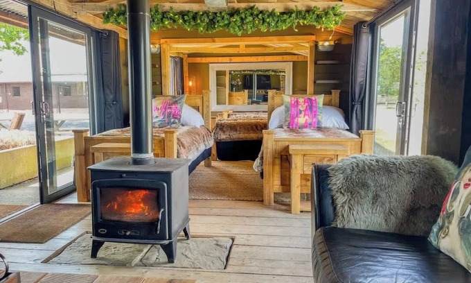 Glentham Cabina | Family Cabin Escape | Puppy Lounge & Horse Views