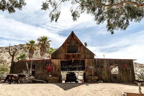 Morongo Valley Casa | Unique Desert Experience for a Romantic Getaway Ideal for Exotic Animal Lovers in Morongo Valley, California.