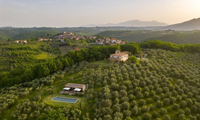 Torricella in Sabina Villa | Villa de diseño único y jardín, gran confort, piscina climatizada, cancha de tenis, cocinero.
