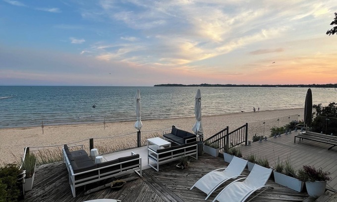 Crystal Beach Cabaña | Unique designer beachfront house, 25 min to Niagara Falls