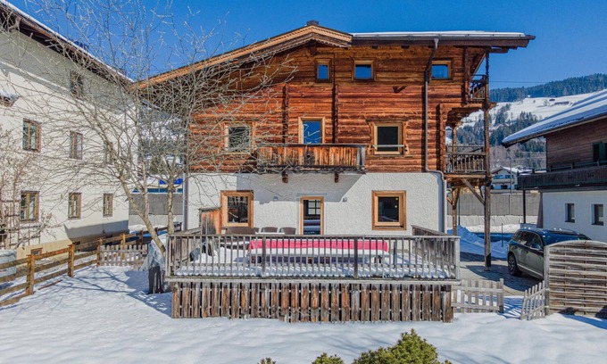 Kitzbuehel Chalet De Esquí | Unique, detached chalet with sauna in central location